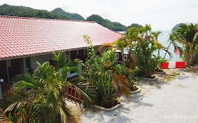 Penarak Bamboo Beach Motel